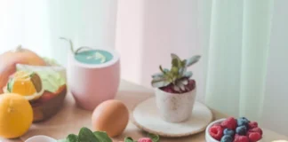 Vibrant plate of healthy pregnancy foods including spinach, avocado, boiled eggs, chia seeds, and mixed berries on a wooden table. Perfect for a nutritious and balanced diet during pregnancy